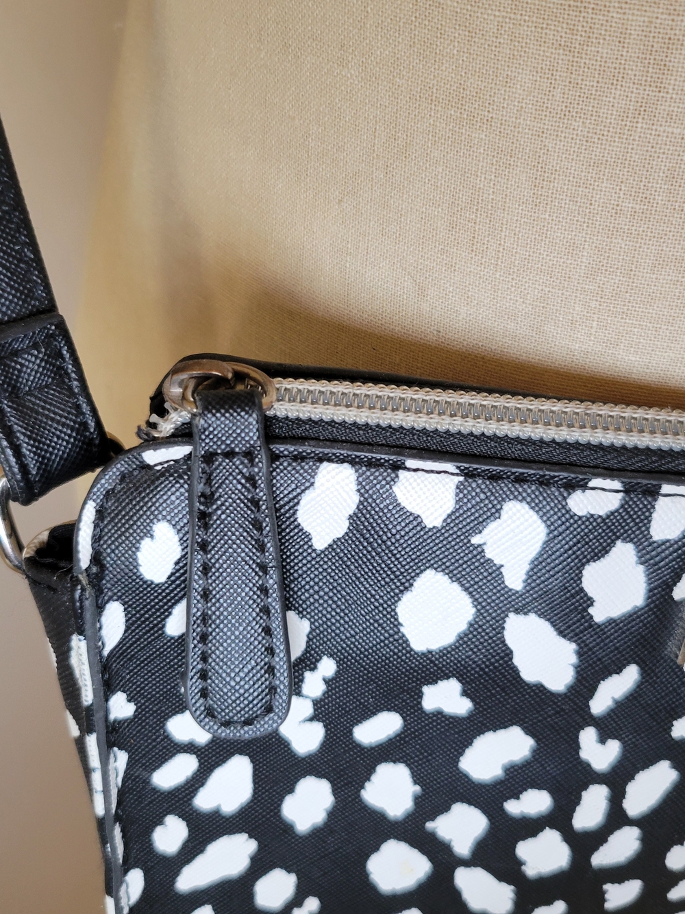 Kenneth Cole Reaction Black and White Dalmatian Print/ Polka Dot Crossbody - Picture 4 of 16
